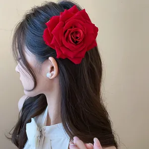 Große elegante rote Rosen-Haarklammer aus Stoff für romantische und süße Frisuren beim Shooting.