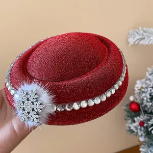 Detailansicht der roten Glitzer-Minimütze mit Pelzbommel und Schneeflocken-Strass