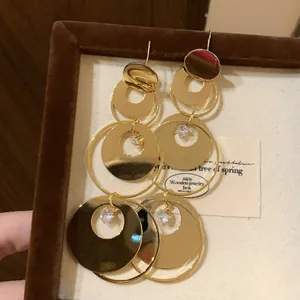 Eleganti orecchini a goccia circolari a più livelli in oro con zirconi in scatola di legno