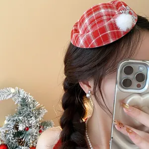 Roter karierter Mini-Baskenmützen-Haarclip mit Schneeflocke und Bommel