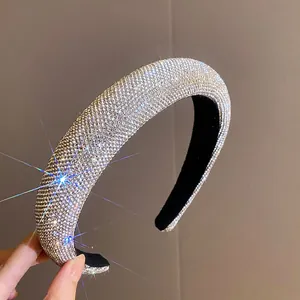 Dettaglio di un cerchietto imbottito di lusso con cristalli d'argento scintillanti.