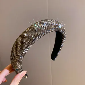 Primo piano di un lussuoso cerchietto con strass scintillanti e design molto alto