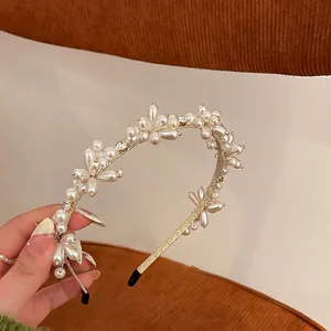 Serre-tête baroque vintage français élégant orné de perles synthétiques et strass.