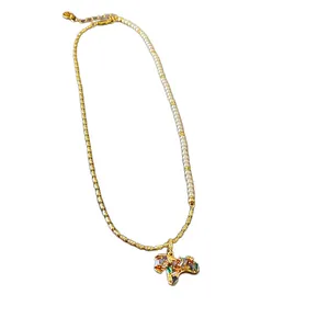 Élégant collier plaqué or avec pendentif chien en zircone multicolore et perles blanches