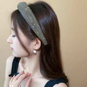 Primo piano di un elegante cerchietto con strass dal design alto per un look chic.
