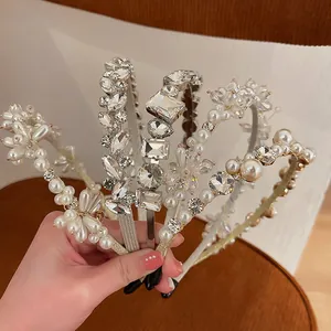 Vue détaillée de serre-têtes baroques rétro de luxe avec perles et strass étincelants