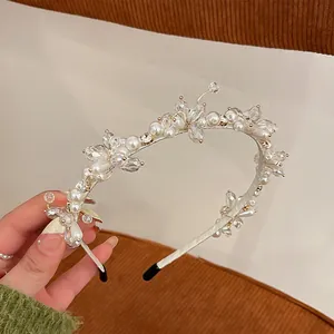 Détail d'un serre-tête baroque français orné de perles élégantes et de cristaux brillants