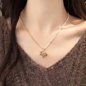 Détail d'un collier de cheval en perles et plaqué or avec zircons colorés de luxe