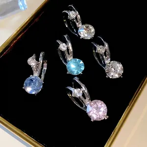 Eleganti clip per orecchie rotonde con strass non perforati in vari colori su vassoio nero