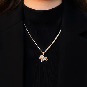 Vue détaillée du collier pendentif cheval plaqué or avec zircons colorés et perles