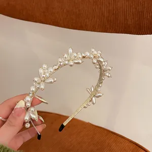 Gros plan d'un serre-tête baroque français vintage avec perles et strass.