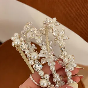 Vue détaillée d'un serre-tête baroque orné de fleurs en perles et cristaux élaborées