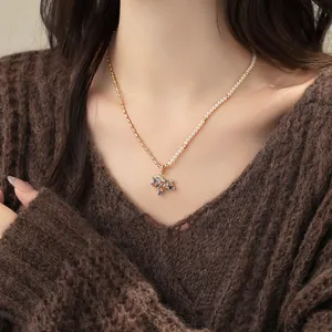 Gros plan d'un collier en perles avec pendentif cheval serti de zircons colorés