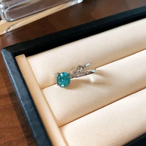 Vista dettagliata del ear cuff in argento a doppio strato con gemma blu tonda radiosa