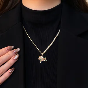 Gros plan d'un collier pendentif cheval élégant avec zircons colorés et perles douces