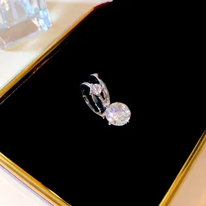 Dettaglio di un ear cuff in argento a doppio strato con pietre rotonde brillanti.