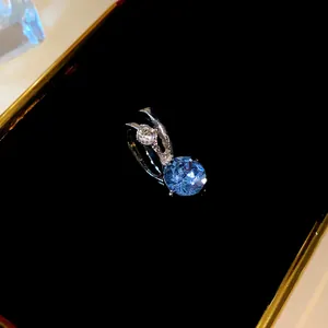 Primo piano di un elegante ear cuff con cristalli rotondi blu e trasparenti