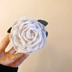 Eleganter weißer 3D-Rosen-Haarclip aus Stoff mit dunkelgrünen Blättern im French Style
