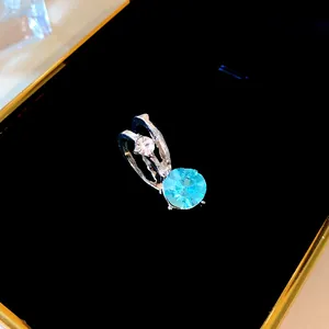 Dettaglio del copriorecchio in argento a due strati con zirconi blu e trasparenti