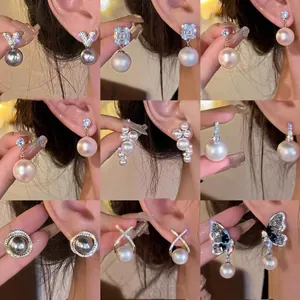Detailansicht eleganter Perlenohrringe mit glitzernden Diamantakzenten in Silber