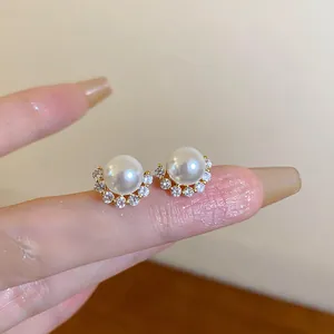 Detailansicht eleganter Perlenohrringe mit schimmernden Zirkon-Blumenakzenten und Silber