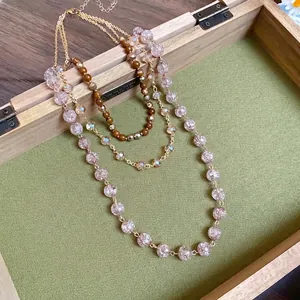 Collana multistrato in perline di vetro rosa e cristallo in scatola di legno