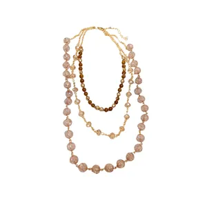 Elegante collana multistrato con perle di vetro rosa e brillanti cristalli dorati