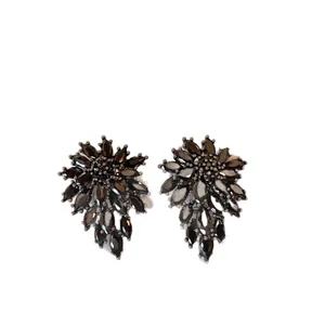 Eleganti orecchini a fiore con strass scuri e nappe con perni in ago d'argento