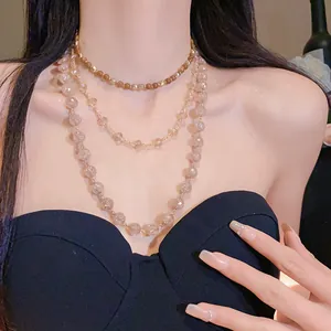 Dettaglio di una collana a più strati con eleganti perle in vetro e cristallo moda