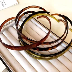 Lot de serre-têtes vintage en acrylique écaille de tortue dans un coffret à bijoux blanc