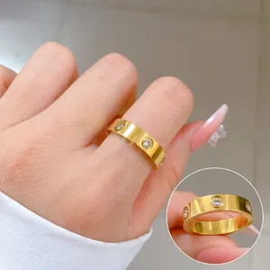 Anello minimalista placcato oro con intarsi in zircone tondo, vista dettagliata sul dito