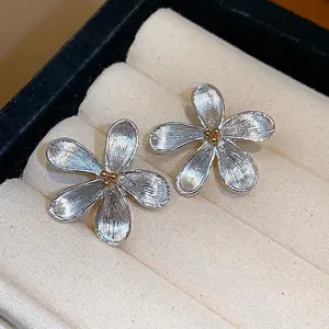 Élégantes boucles d'oreilles fleurs en argent avec centre doré dans un bel écrin
