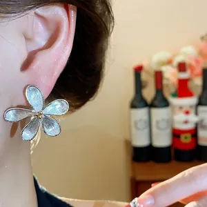 Boucles d'oreilles fleurs en argent de style coréen avec texture élégante et chic