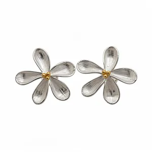 Boucles d'oreilles fleurs argentées avec centre doré pour un style élégant raffiné