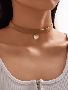 Élégant collier choker en daim marron avec pendentif cœur blanc pour femmes style