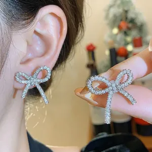 Squisiti Orecchini a Clip a Fiocco in Zirconia in Stile Coreano Gioielli in Rame Placcato Argento Senza Piercing per Donna Accessorio Moda