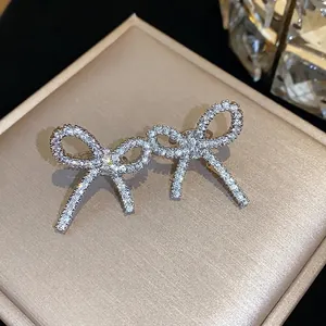Eleganti clip per orecchie a fiocco in zirconia scintillante per orecchi senza buchi