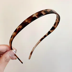 Gros plan détaillé d'un serre-tête mince en acrylique avec motif écaille de tortue