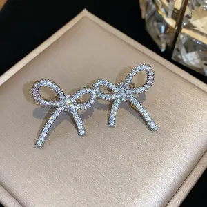 Dettaglio dell'orecchino a clip a forma di fiocco con zirconi cubici scintillanti