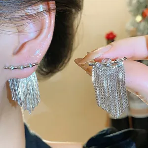 Élégantes boucles d'oreilles pompon en argent plaqué or 14K avec zircons et franges