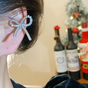 Elegante earcuff scintillante a forma di fiocco con zirconi brillanti per donne alla moda