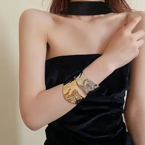 Bracciale rigido in metallo martellato esagerato con finitura oro e argento minimalista