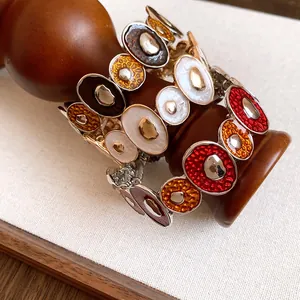 Primo piano di bracciale vintage in smalto con maglie circolari colorate e raffinate