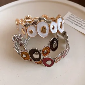 Dettaglio macro che mostra la texture dello smalto vintage su questi bracciali rotondi