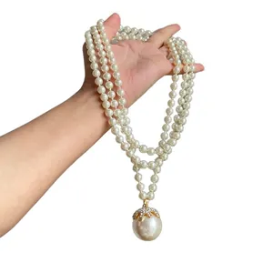 Elegante collana di perle bianche multifilo vintage con un grande ciondolo in strass