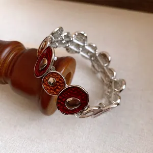 Dettaglio di un bracciale in smalto retrò con maglie circolari irregolari