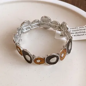 Vista ravvicinata dettagliata di un bracciale in smalto retrò con segmenti irregolari
