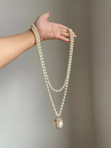 Elegante collana di perle a doppio filo con dettaglio di grande ciondolo con strass