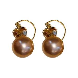 Élégantes boucles d'oreilles cœur en strass et perles de style français avec finition dorée