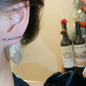 Elégantes boucles d'oreilles à pompons en zircon plaqué argent 14K au design bambou.